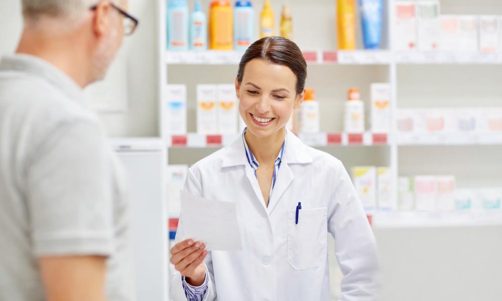 Service Plus - Apothekerin berät einen Mann